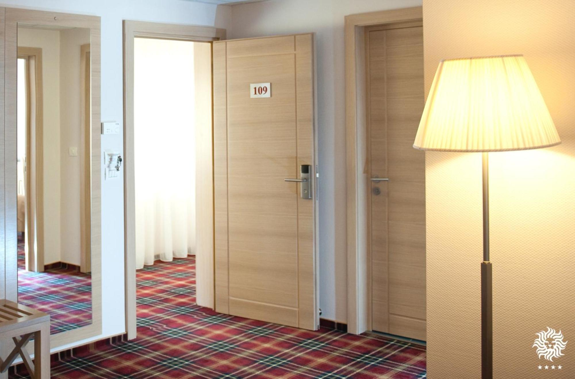 Hotel Leon & Spa Arad Luaran gambar
